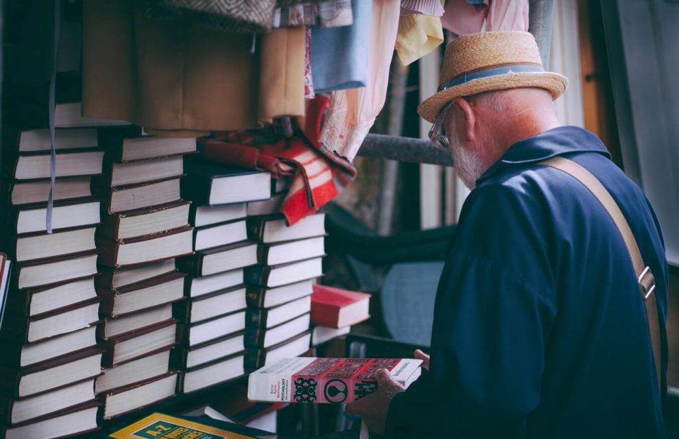 پیرمرد با کتاب